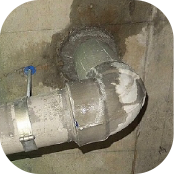 ドアの隙間や窓サッシから水漏れがある