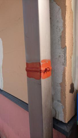 竪樋留め金具 錆止め塗布