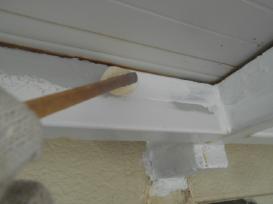 階段下塗装作業の様子