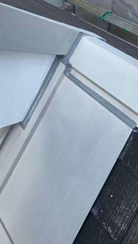 屋根板金コーキング作業　アパート塗装