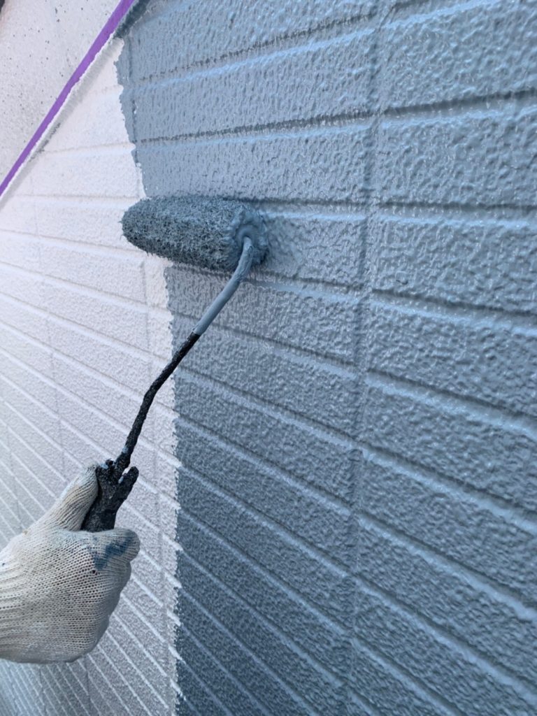外壁塗装　上塗り作業の様子