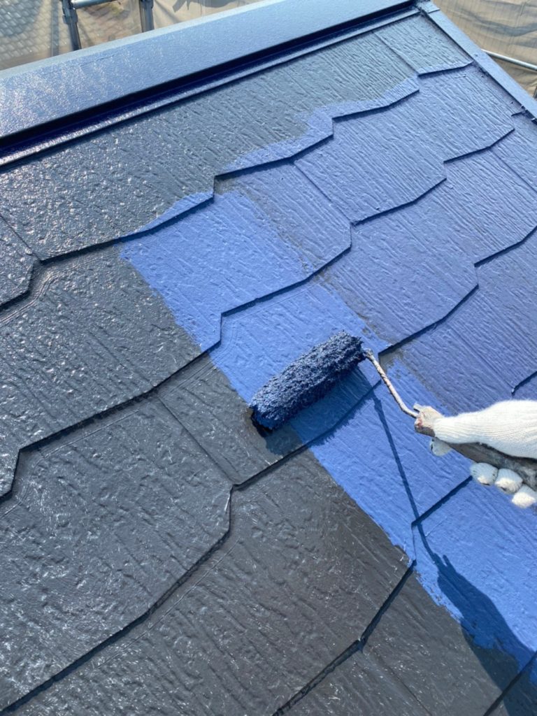屋根塗装　上塗り作業の様子