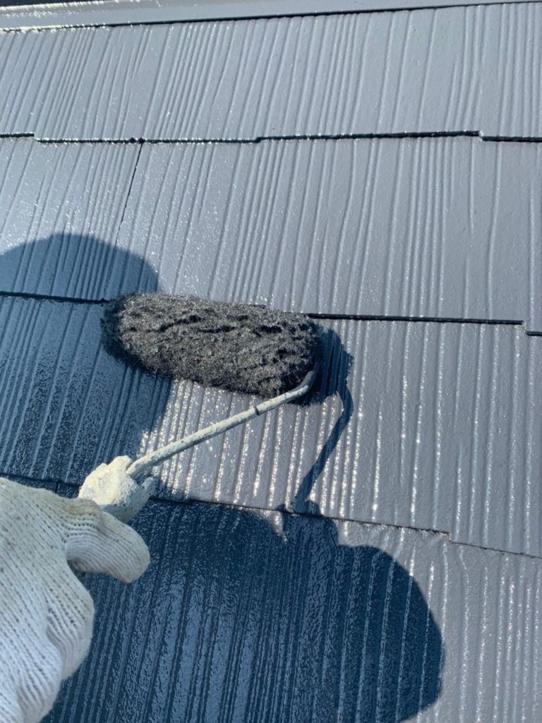 屋根塗装　上塗り作業の様子