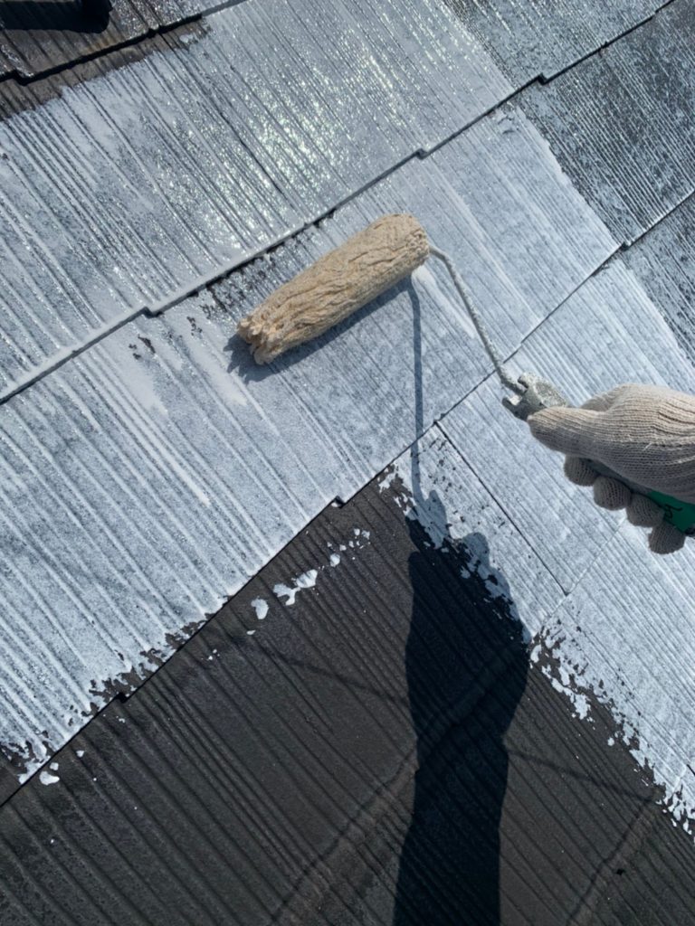 屋根塗装　下塗り作業の様子
