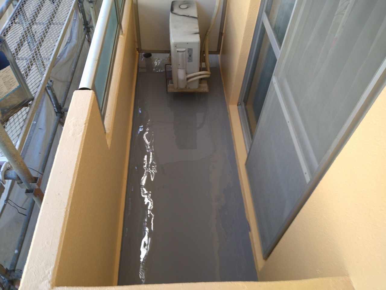 岡崎市のアパート外壁塗装にてベランダ防水工事をおこなっています。