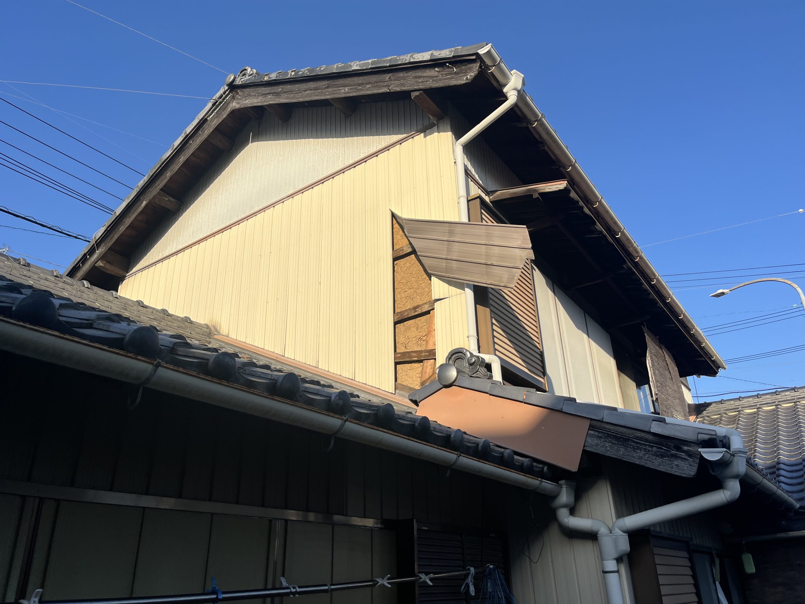 岡崎市にて強風による外壁の剥がれを緊急対応いたしました。